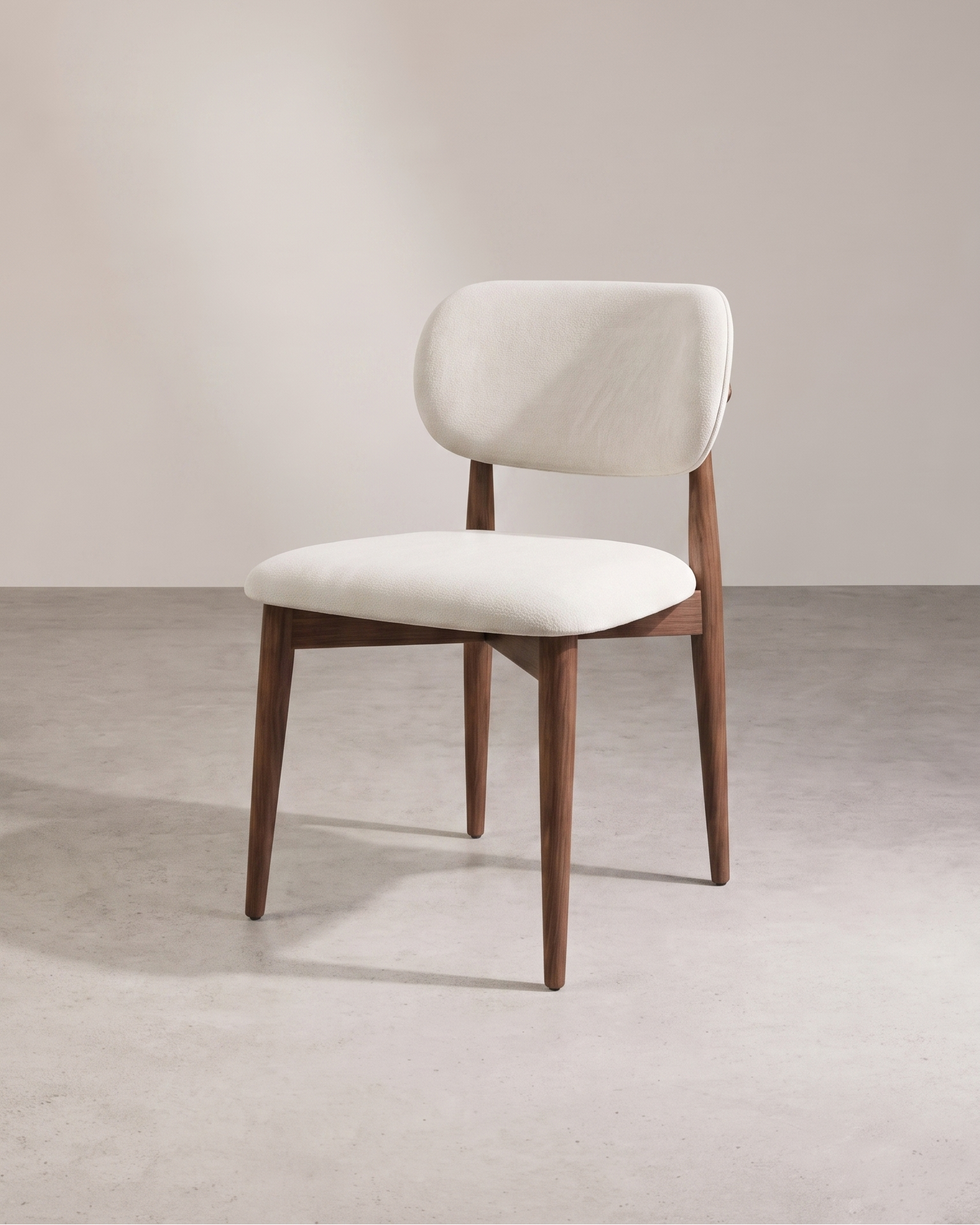 Chaise en bouclette : avantages, entretien et accords
